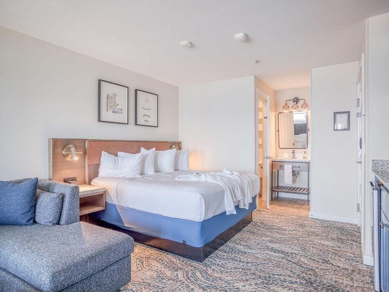 Starfish Manor Oceanfront Hotel image
