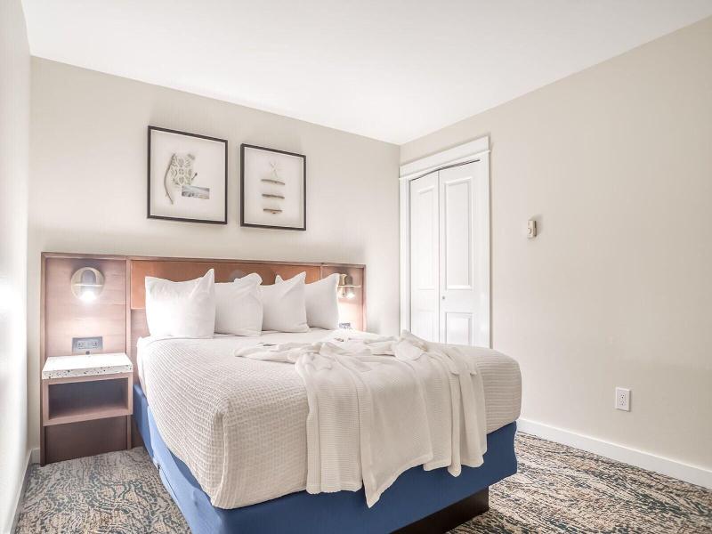 Starfish Manor Oceanfront Hotel image