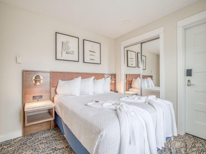 Starfish Manor Oceanfront Hotel image