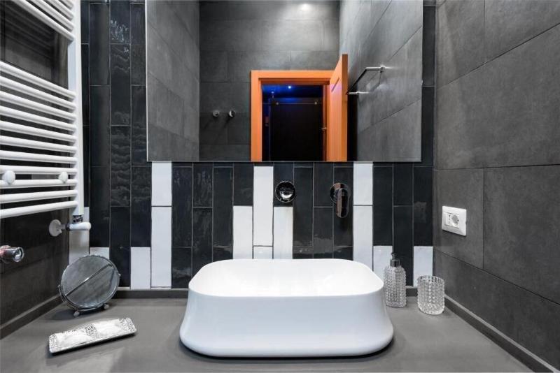 Circle In The Square image
