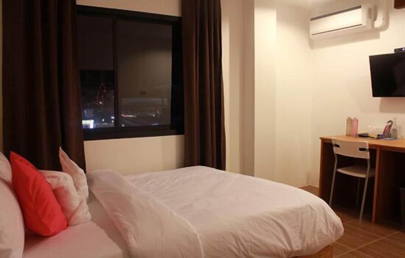 I Room Hotel image