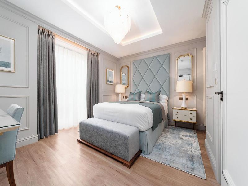 No 4 Carlton Hotel image