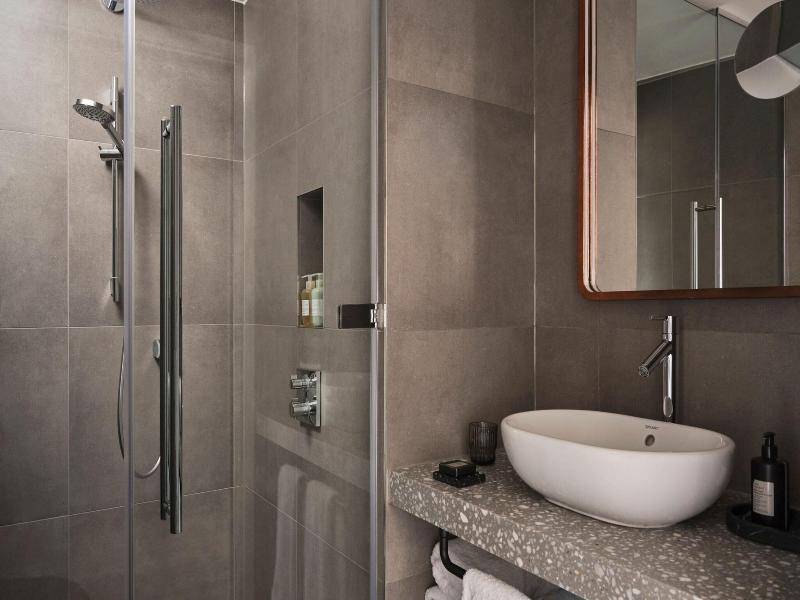 W Edinburgh image