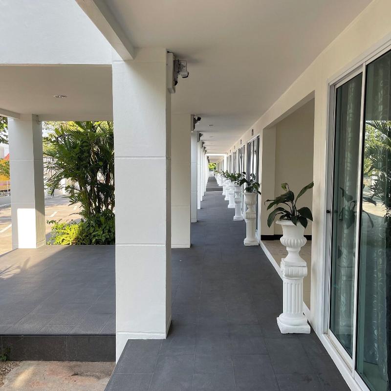 Ivory House Sriracha image