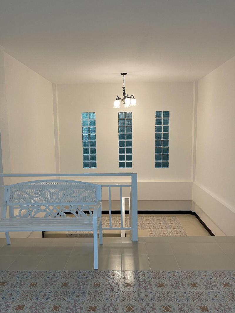 Ivory House Sriracha image