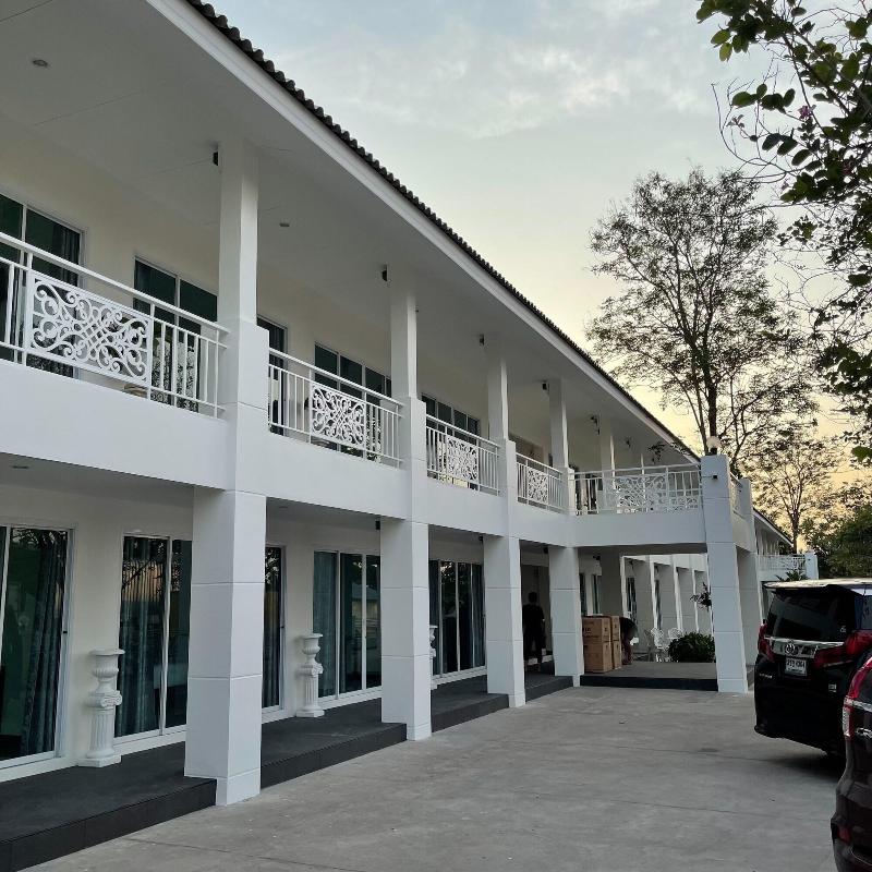 Ivory House Sriracha image