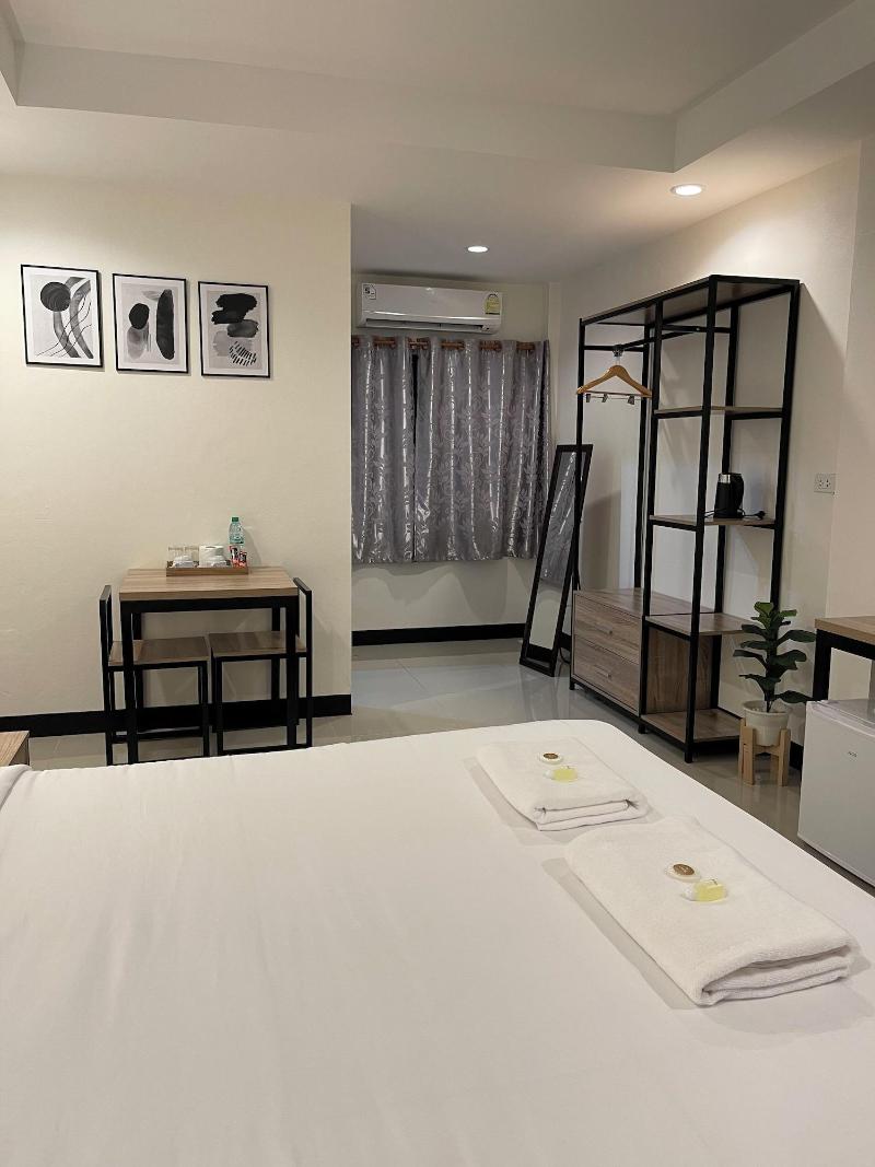 Ivory House Sriracha image
