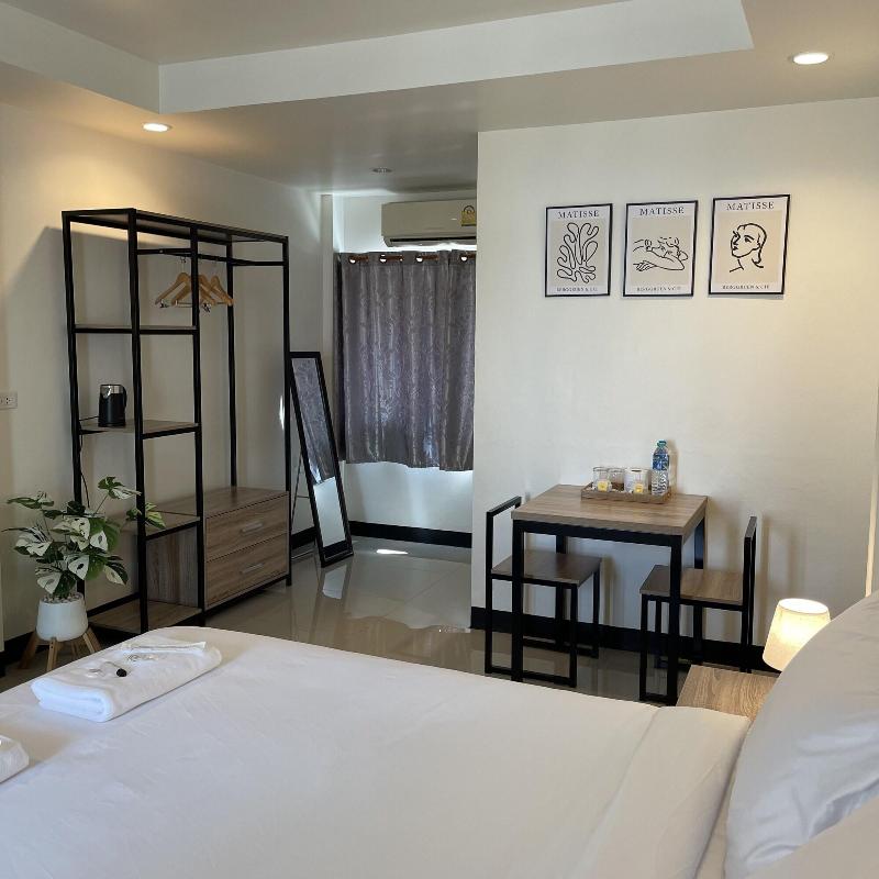 Ivory House Sriracha image