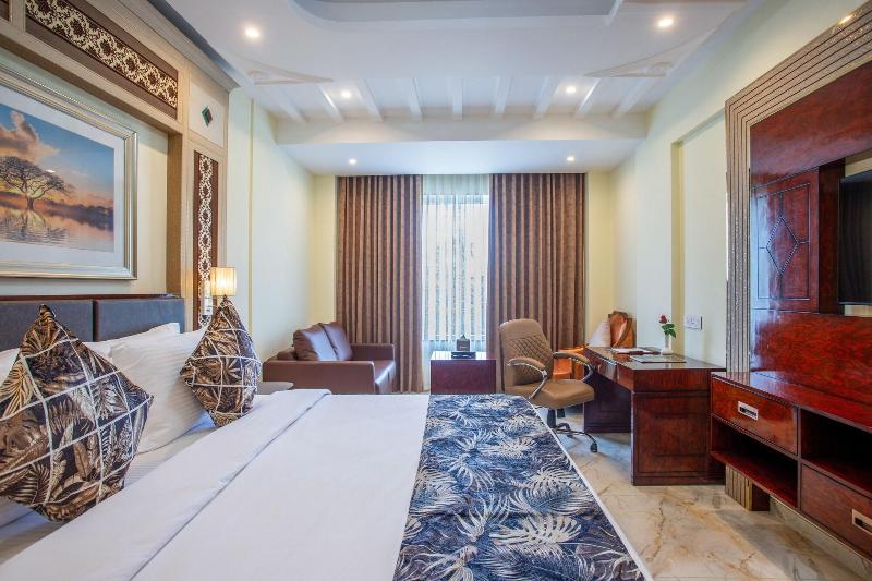 The Avenue Grand image