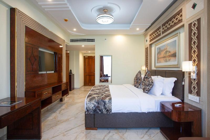 The Avenue Grand image