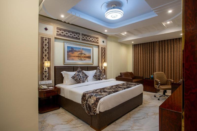 The Avenue Grand image