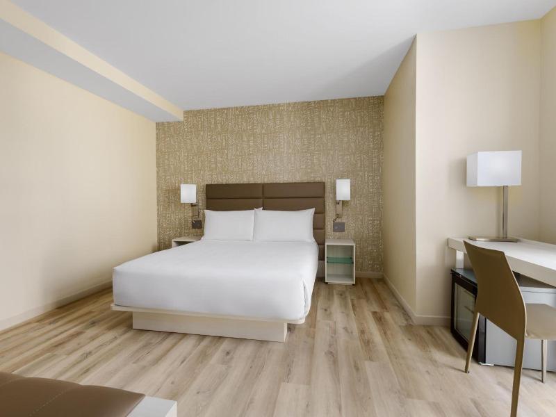Ac Hotel By Marriott Naples 5th Avenue image