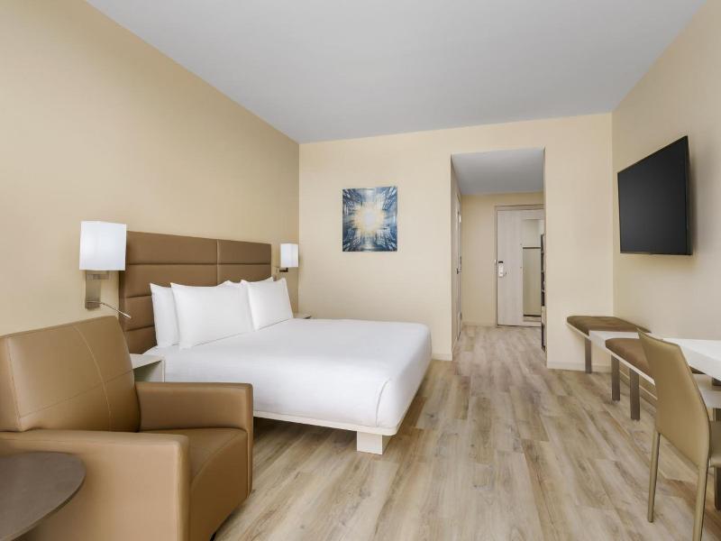 Ac Hotel By Marriott Naples 5th Avenue image