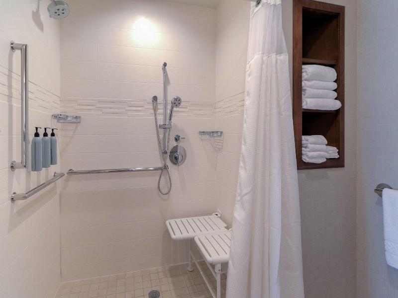 SUITE TWO QUEEN BEDS ONE BEDROOM — photo 4