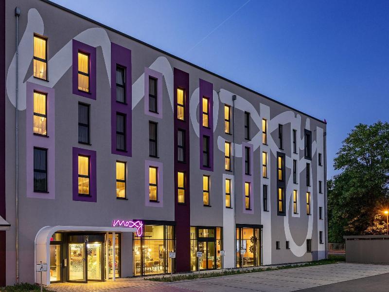 Moxy Simmern image
