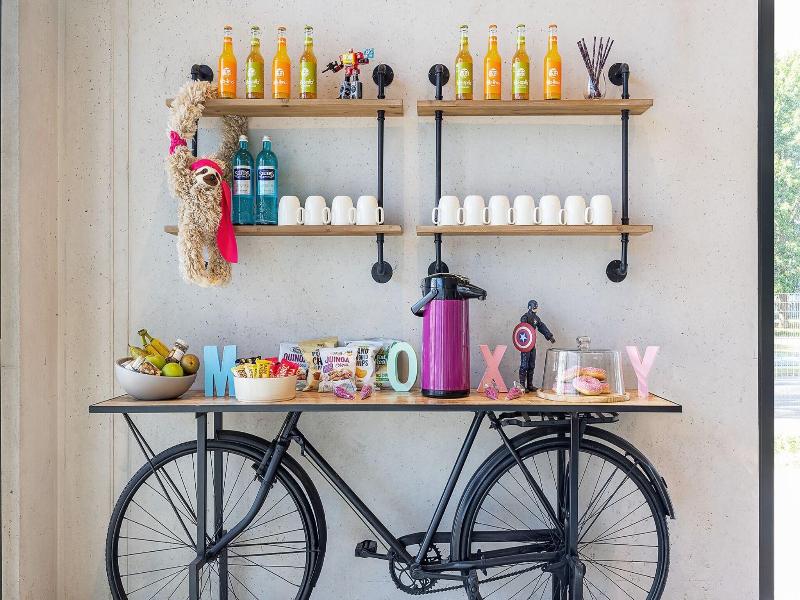 Moxy Simmern image