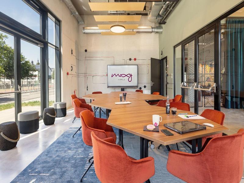 Moxy Simmern image