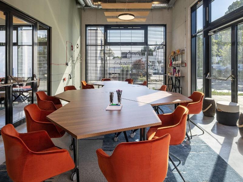 Moxy Simmern image