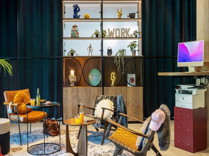 Moxy Simmern image