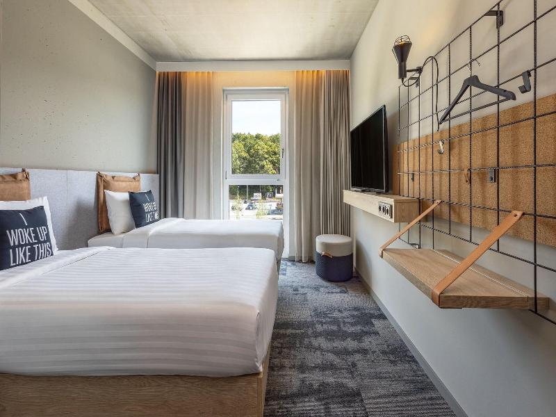 Moxy Simmern image