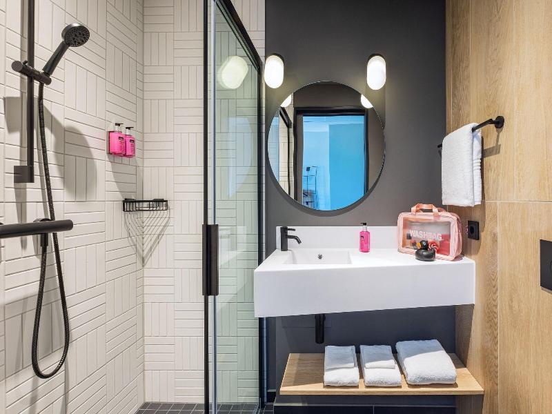 Moxy Simmern image