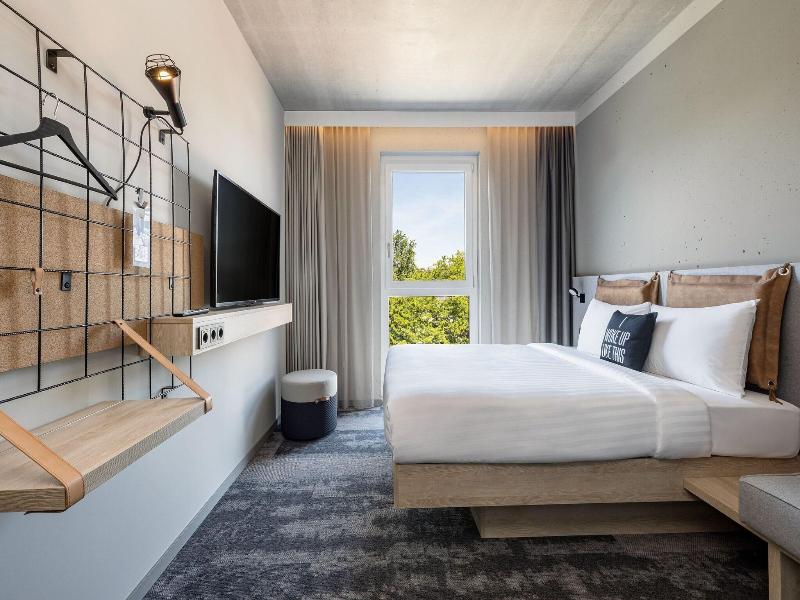 Moxy Simmern image