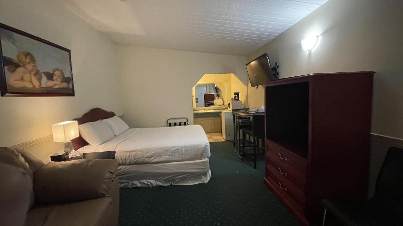 Centre Suites Inns Motel image