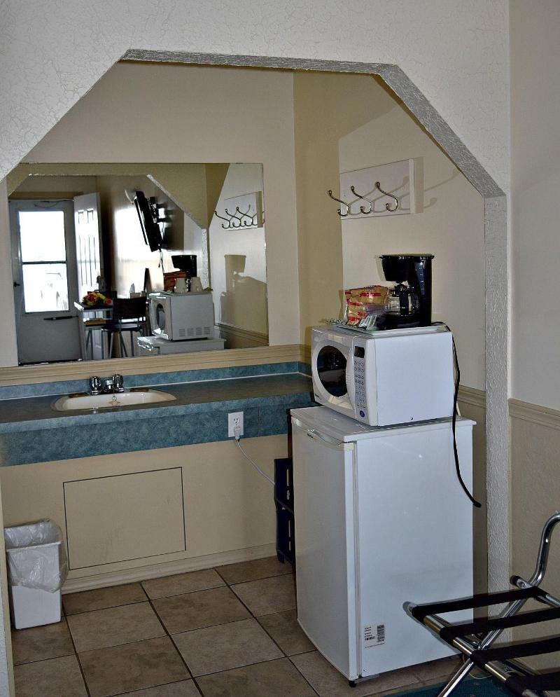 Centre Suites Inns Motel image