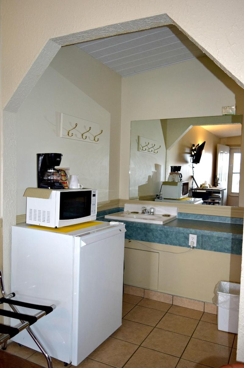 Centre Suites Inns Motel image