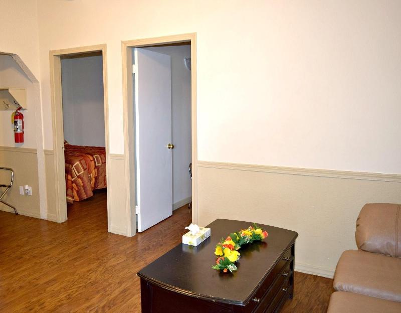 Centre Suites Inns Motel image