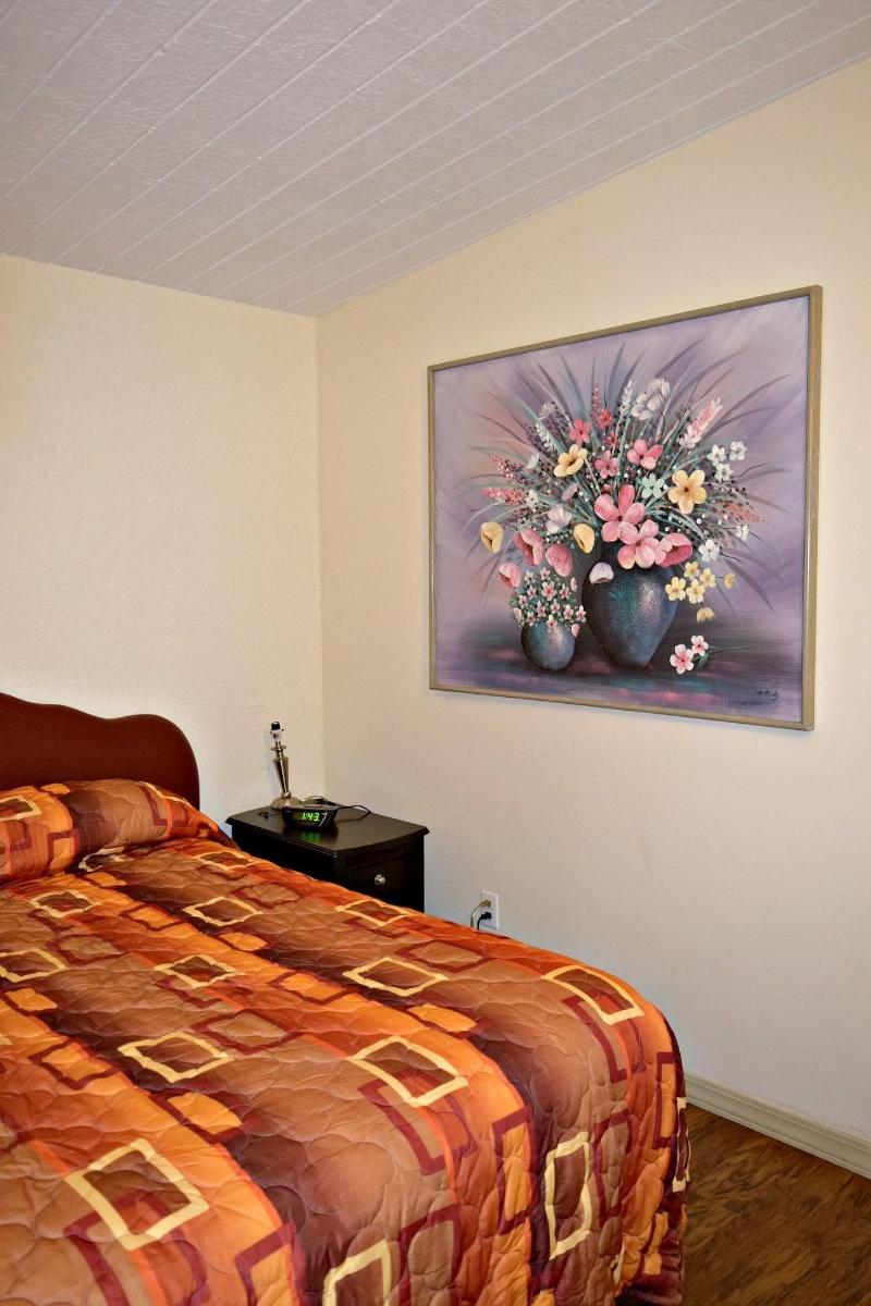 Centre Suites Inns Motel image