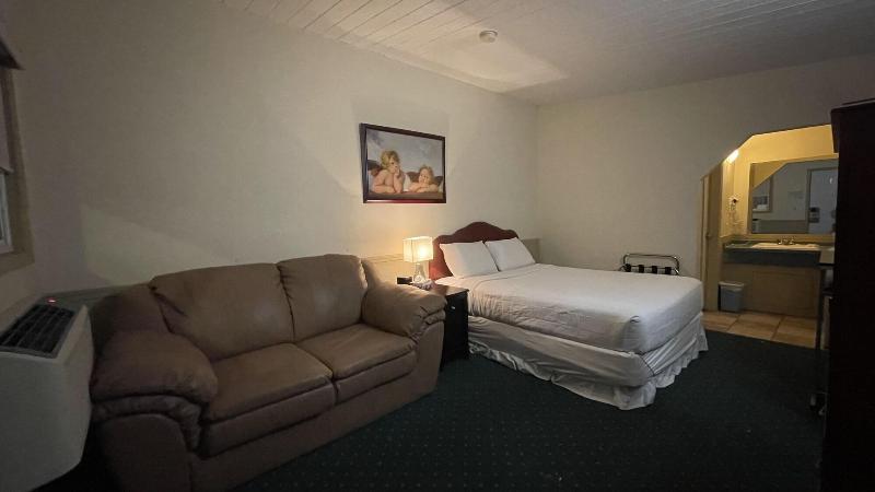 Centre Suites Inns Motel image