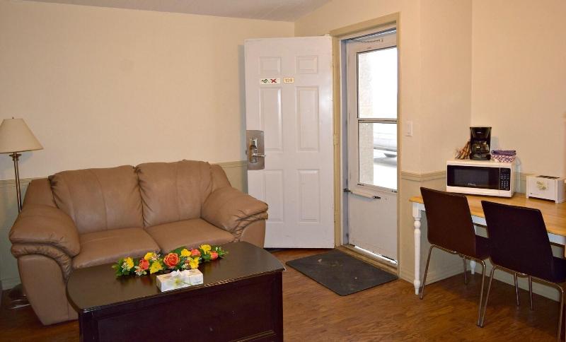 Centre Suites Inns Motel image