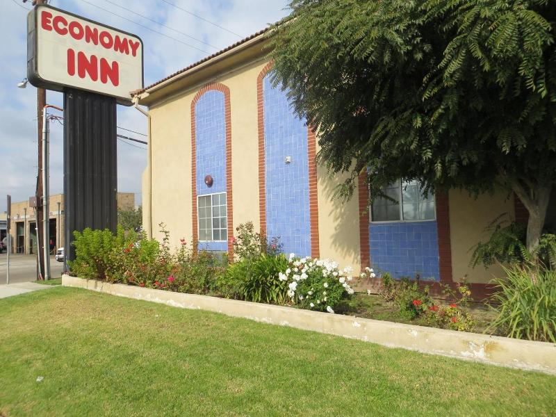 Economy Inn Lax image