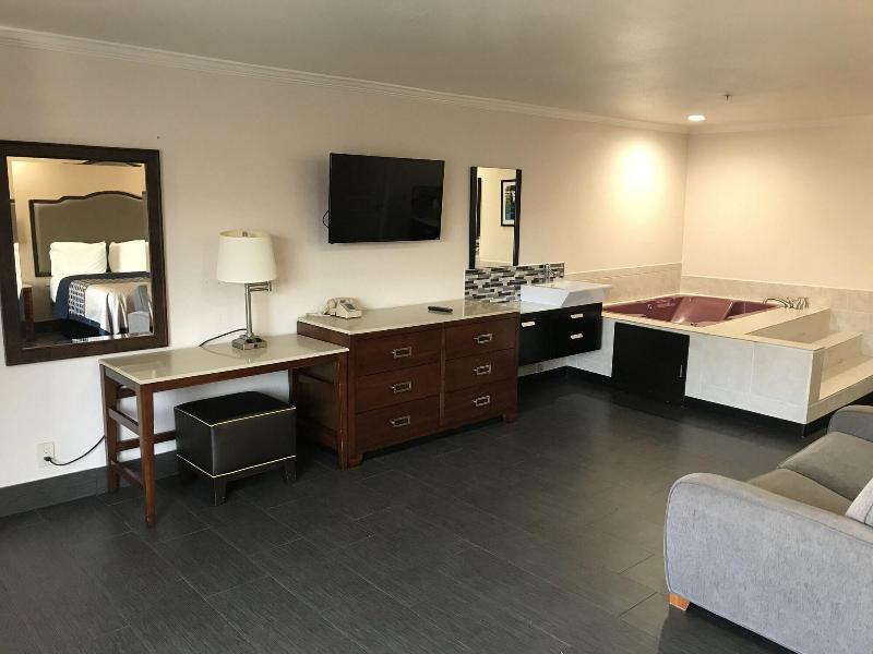 Economy Inn Lax image
