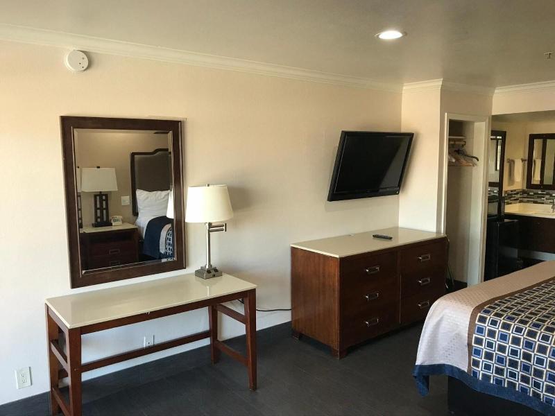 Economy Inn Lax image