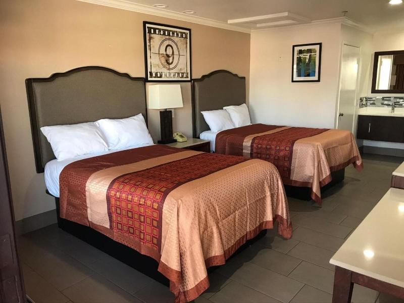 Economy Inn Lax image