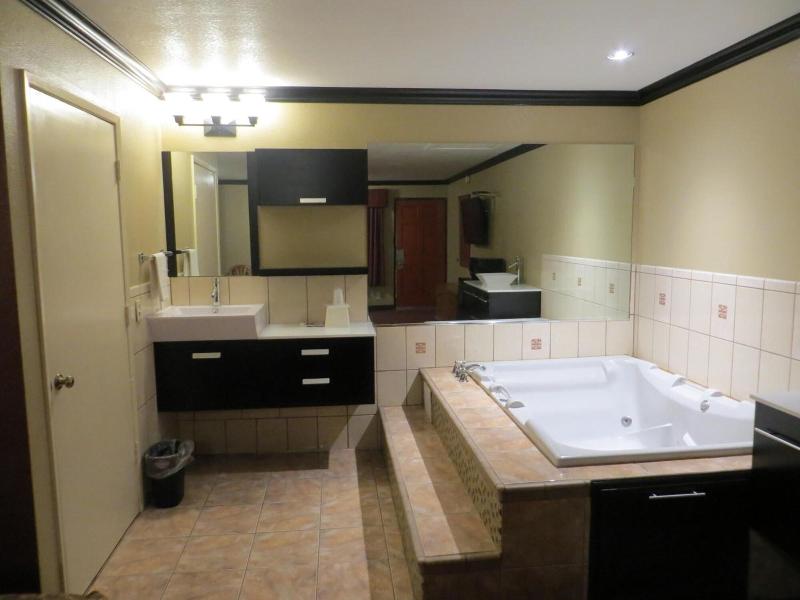 Economy Inn Lax image