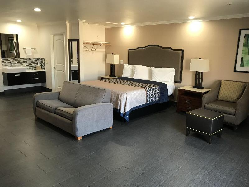 Economy Inn Lax image