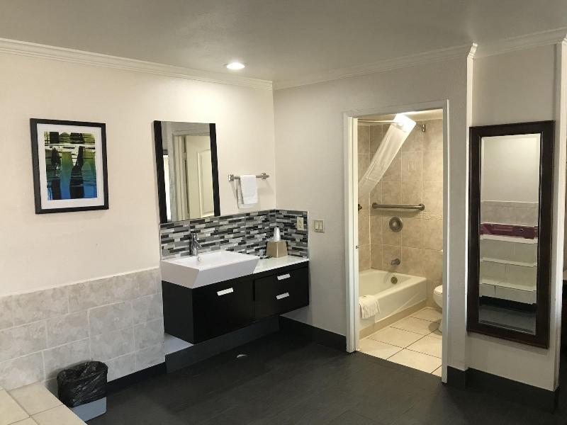 Economy Inn Lax image