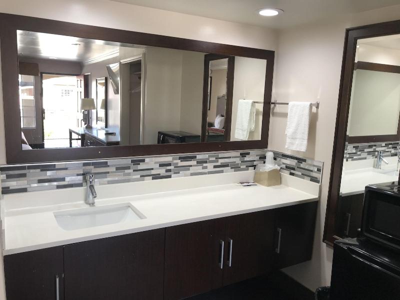 Economy Inn Lax image