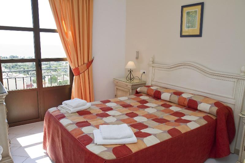 Apartamentos El Toro image