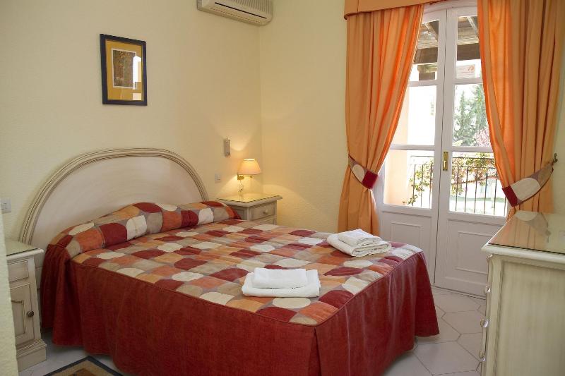 Apartamentos El Toro image