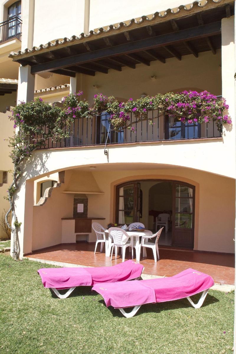 Apartamentos El Toro image