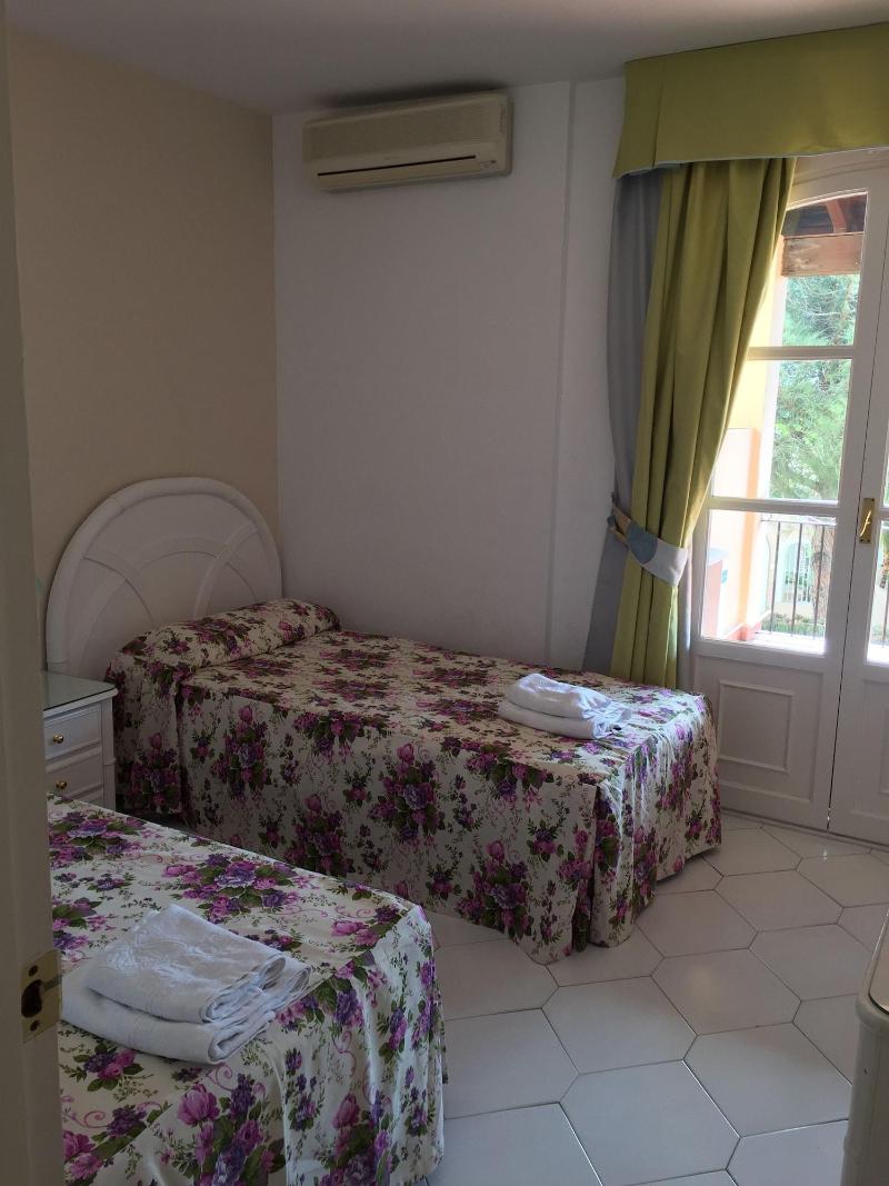 Apartamentos El Toro image