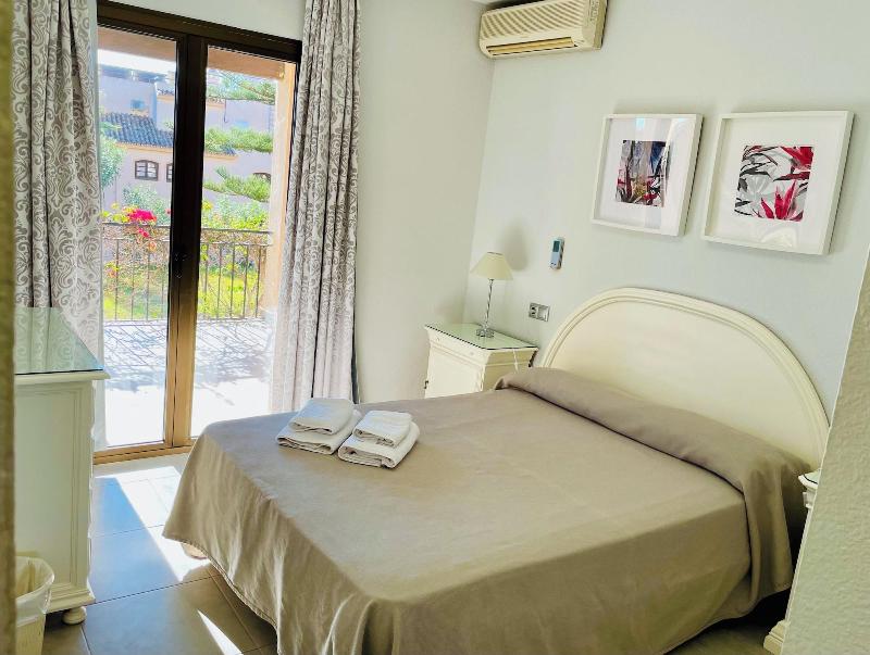 Apartamentos El Toro image
