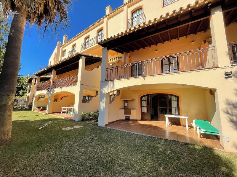 Apartamentos El Toro image