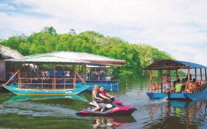 Shiny Lakeside Resort image