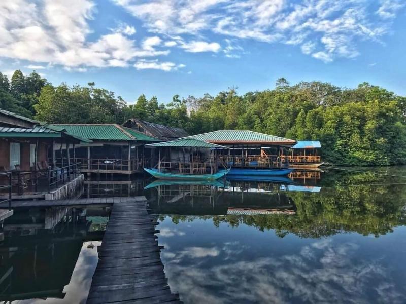 Shiny Lakeside Resort image