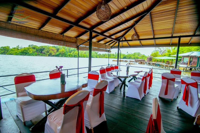 Shiny Lakeside Resort image